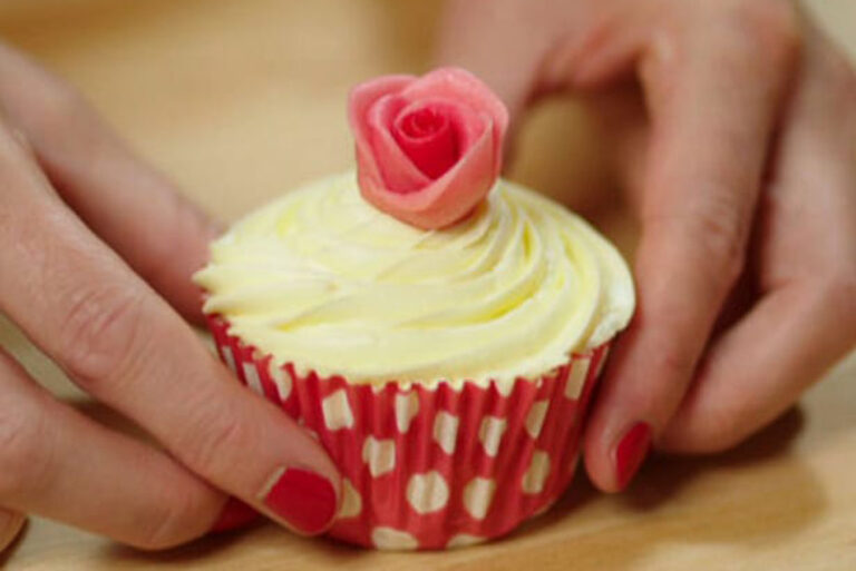 Making Sugar Past Roses Baking Tips Betty Crocker UK